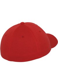 Piros baseball sapka egyszínű dizájnnal, sima szövet textúrával, lekerekített koronával és hat légzőnyílással.