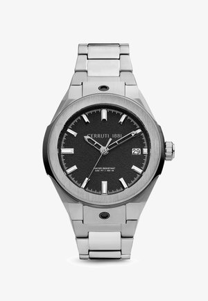 Nerūdijančio plieno laikrodis su juodu tekstūruotu ciferblatu, sidabriniais valandų žymekliais, datos rodymu 3 valandą ir šlifuotu metaliniu apyrankiu.