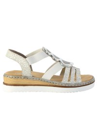 Sandal bianco con tomaia in pelle texturizzata e screpolata, cinturini elastici, dettagli in argento e una soletta di legno contrastante con suola bianca.