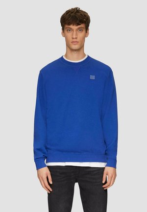 Blauwe sweatshirt van een katoenmix, met een ronde halslijn, ribgebreide manchetten en een klein logo op de borst. Draagt over een wit shirt.
