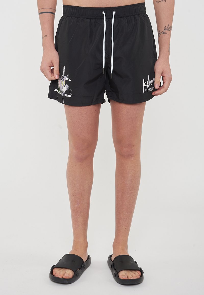 Pantaloni da bagno neri in tessuto leggero con vita elastica, coulisse bianca e stampa grafica sul davanti. Vestibilità casual.