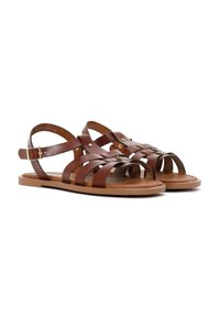 Sandales plates en cuir marron avec plusieurs brides et une fermeture à boucle réglable sur une semelle marron clair.