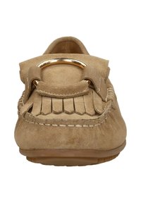 Hellbraune Wildleder-Mokassins mit Fransenverzierung, goldfarbenem Akzentring und gestickten Kanten. Die flache Sohle verbessert den Komfort und den lässigen Stil.