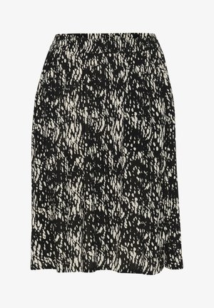 Falda de patrón en blanco y negro con cinturilla elástica, que presenta una tela suave y texturizada y pliegues verticales para añadir dimensión.