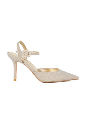 Sprankelende zilveren slingback hak met spitse neus, versierd met een decoratieve gesp. Heeft een gouden accenten interieur en een slanke stijletto hak.