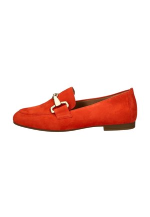 Feloranje suède platte loafer met gouden metalen gespdetail en bruine zool, getoond vanaf de binnenkant tegen een witte achtergrond.