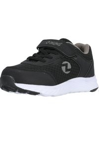 Schwarzer Sportschuh aus Netzmaterial, mit Schnürung und Klettverschluss, weißer Sohle, strukturierten Akzenten und Logo an der Seite.