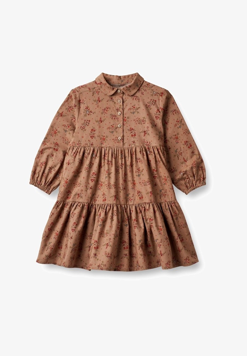 Robe fleurie marron en tissu léger ; comprend un col, des manches longues, une fermeture à boutons sur le devant et un ourlet à volants à plusieurs niveaux.