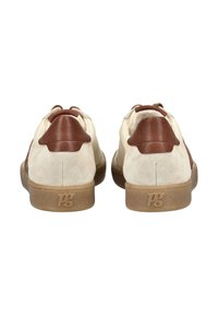 Biele a béžové tenisky s hnedými koženými detailmi. Mäkká semišová časť pri päte, textúrovaná gumová podrážka a logo na zadnej strane.