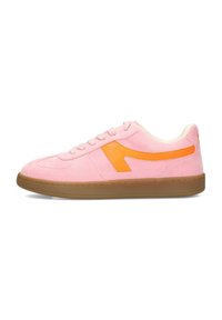 Zapatilla de ante rosa con un diseño de acento naranja, cierre con cordones y suela de goma marrón. Textura suave con detalles de costura sutiles.