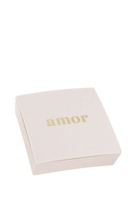 Caja de joyería cuadrada color rosa pálido con texto en foil dorado "amor" centrado en la tapa sobre un fondo blanco.