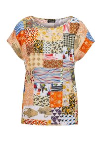 Korte mouw top met een patchworkontwerp in verschillende kleuren, waaronder oranje, blauw en beige, gemaakt van zachte stof met diverse patronen.