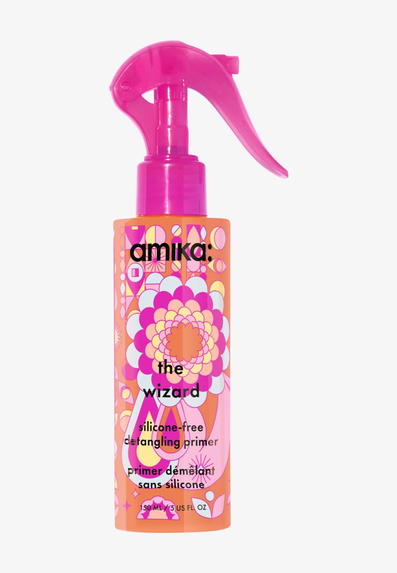 Flacon pulvérisateur en plastique rose avec un design graphique vif. L'étiquette indique "Amika : Le Sorcier" et "apprêt démêlant sans silicone."
