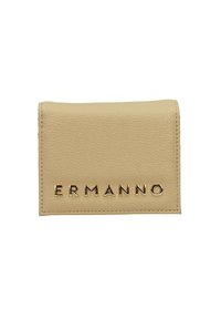 Cartera de cuero beige con una textura suave, que presenta un logo en tono dorado "ERMANNO" en la parte frontal. Forma rectangular con bordes cosidos.