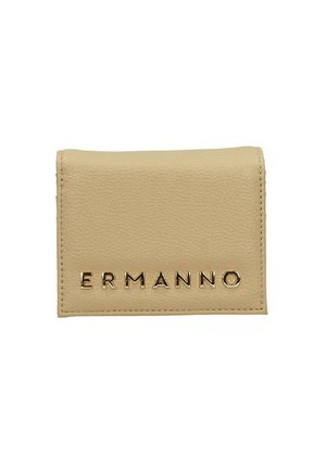 Cartera de cuero beige con una textura suave, que presenta un logo en tono dorado "ERMANNO" en la parte frontal. Forma rectangular con bordes cosidos.