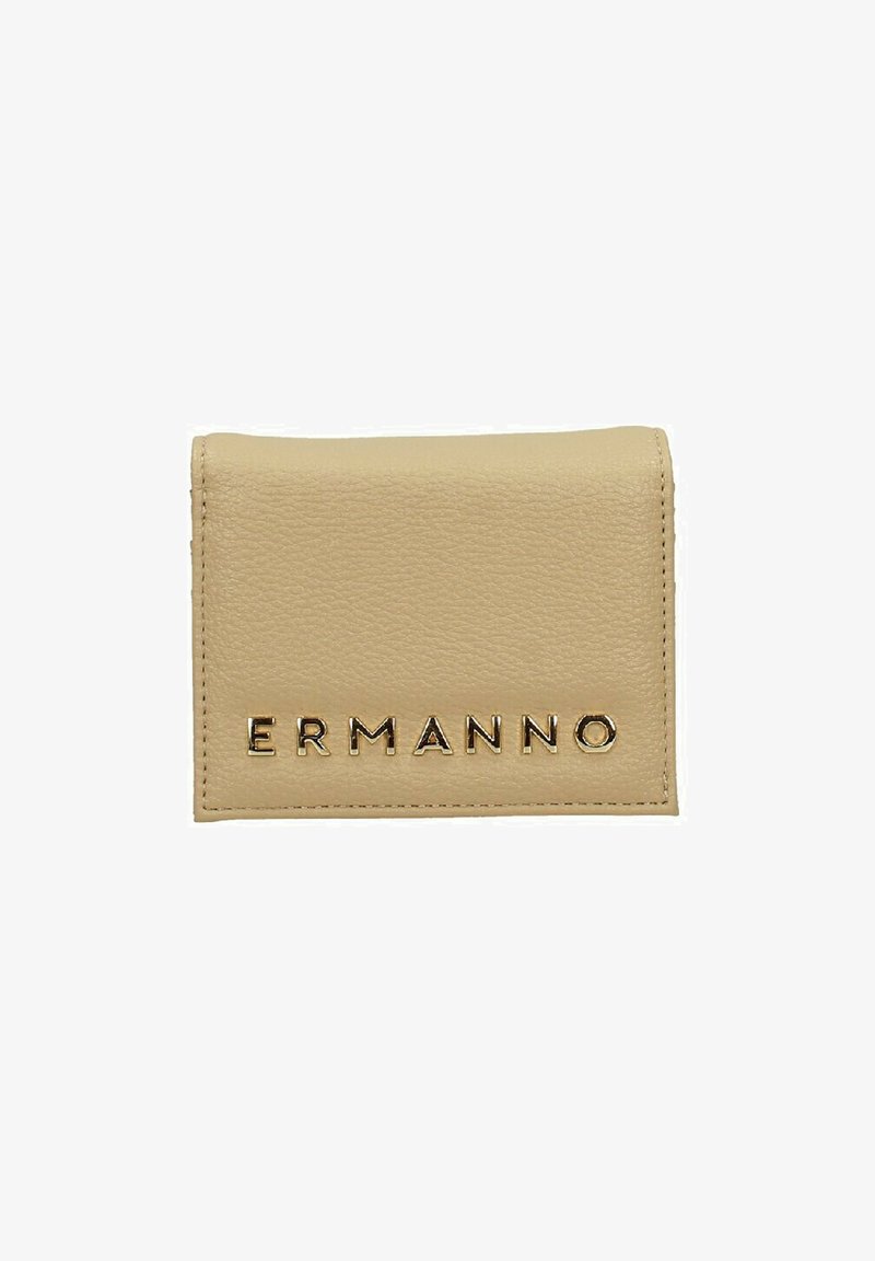 Portafoglio in pelle beige con una texture liscia, caratterizzato dal logo "ERMANNO" in tonalità oro sul fronte. Forma rettangolare con bordi cuciti.