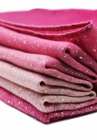 Set di tovaglioli in tessuto piegati in diverse tonalità di rosa, con una superficie texturizzata e brillanti riflessi metallici, e un bordo semplice orlato.