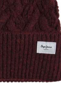 Burgundin neulepipo, jossa on palmikkokuvio ja ribbireuna. Varustettu valkoisella tarralla, jossa on "Pepe Jeans London" -brändäys.