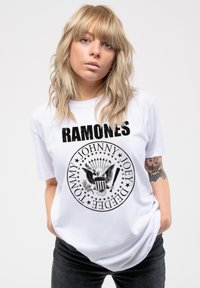 Paradiso Clothing RAMONES PRESIDENTIAL SEAL BOYFRIEND FIT - Print T-shirt - white