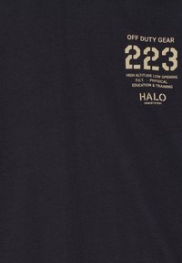 Granatowy bawełniany t-shirt z jasnobeżowym nadrukiem z napisem "OFF DUTY GEAR 223" oraz "HALO" wraz z innymi detalami i logo.