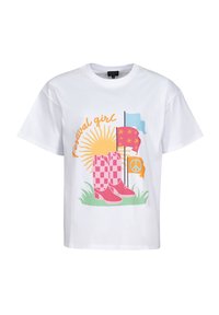 Camiseta de algodón blanca con un gráfico colorido de un sol, botas de tablero de ajedrez, un signo de paz y banderas en rosa, azul y amarillo.