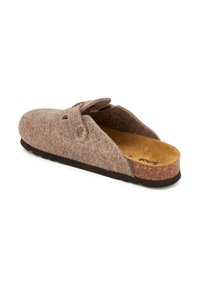 Chaussure slip-on en feutre de couleur marron clair avec une surface texturée, un bout rond et un accent de nœud ; présente un coussin en liège et une semelle noire robuste.