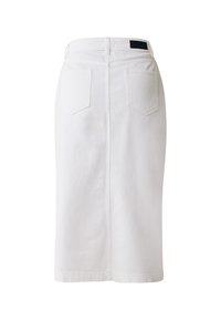 Falda midi de mezclilla blanca con corte recto, que presenta dos bolsillos traseros y una pequeña etiqueta de marca negra en la cinturilla. Textura suave.