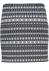 Falda de patrón en blanco y negro con diseños geométricos y rayas horizontales. Fabricada en tejido texturizado con una cintura elástica.