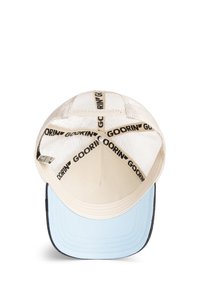 Casquette avec une visière bleue structurée, arrière en maillage beige et lettrage noir. Elle dispose d'un système de fermeture à pression ajustable et d'une doublure intérieure lisse.