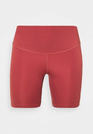 Shorts de sport taille haute, longueur genou, rouge brique uni avec coutures plates et large ceinture.