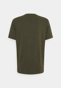 Olivově zelené tričko s krátkým rukávem a kulatým výstřihem, vyrobené z měkké tkaniny, s hladkým povrchem a uvolněným střihem.