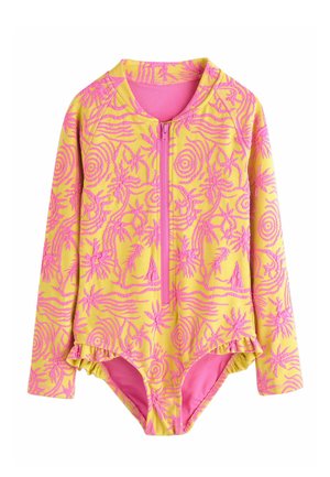 Costume da bagno a maniche lunghe con base giallo brillante e motivo tropicale rosa, dotato di una zip frontale e un bordo arricciato sul fondo.