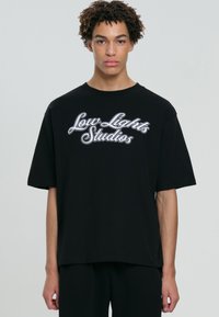 LOW LIGHTS STUDIOS® SHUTTER - Camiseta estampada - black