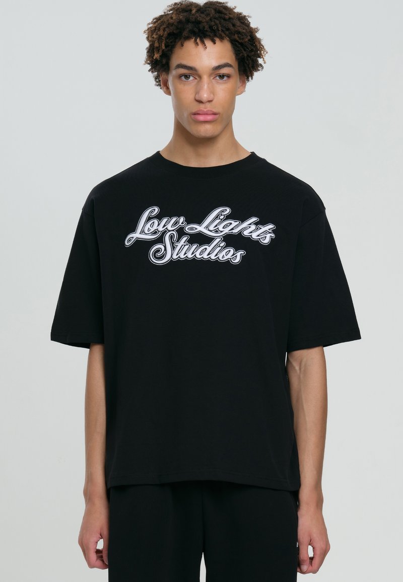 LOW LIGHTS STUDIOS® SHUTTER - Camiseta estampada - black