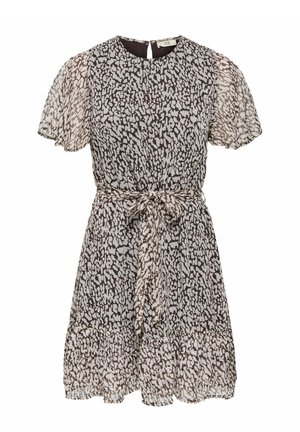 Robe à manches courtes avec imprimé abstrait noir et blanc, ceinture à la taille, dos avec ouverture en forme de goutte, et ourlet évasé à volants.