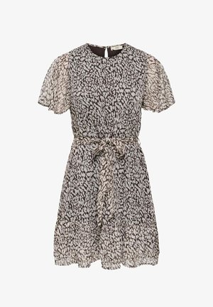 Lühikeste varrukatega kleit, millel on abstraktne must-valge trükk, vööümbrisega, tagasi võtmega ja alt libiseva volangiga hem.