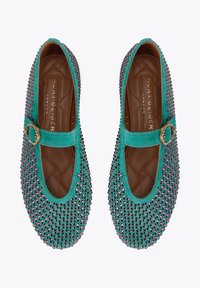 Türkise Wildlederschuhe mit einem Mary-Jane-Riemen, verziert mit mehrfarbigen Strasssteinen. Das Innere hat ein gesteppte Design.