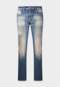 Jean en denim bleu avec des zones délavées et usées aux cuisses et aux genoux, avec des poches avant et une fermeture par bouton.