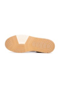 Suela de zapatilla de goma con un patrón marrón texturizado. Presenta una entresuela de goma blanca y un diseño de agarre distintivo en varias formas.