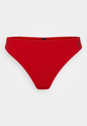 Culotte de bikini femme en coton rouge avec des bords festonnés et un petit logo sur le côté gauche. Texture lisse et design ajusté.