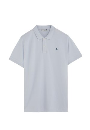 Polo de manga corta de color azul claro con cuello, dos botones y un pequeño logo oscuro de calavera y tibias cruzadas en el pecho izquierdo.
