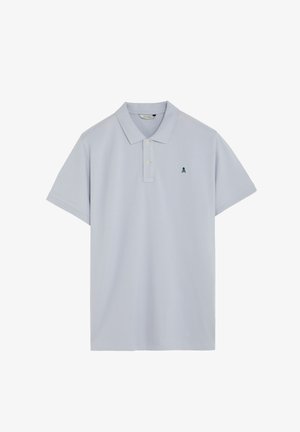 Polo de manga corta de color azul claro con cuello, dos botones y un pequeño logo oscuro de calavera y tibias cruzadas en el pecho izquierdo.