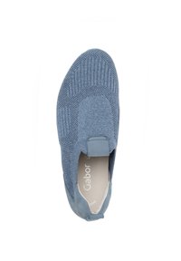 Blauer Slipper mit einem strukturierten Strick-Obermaterial, Wildlederakzenten und einer runden Zehenpartie. Das Innere verfügt über eine gepolsterte Einlegesohle.