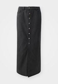 Gonna maxi in denim nero con chiusura frontale a bottoni, quattro tasche e uno spacco laterale. Il tessuto ha una finitura liscia e leggermente texture.