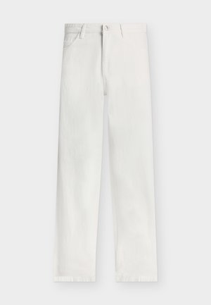 Hvite bukser med rette ben, frontlommer, beltestropper, knappelukking og glidelås på en enkel lys bakgrunn.