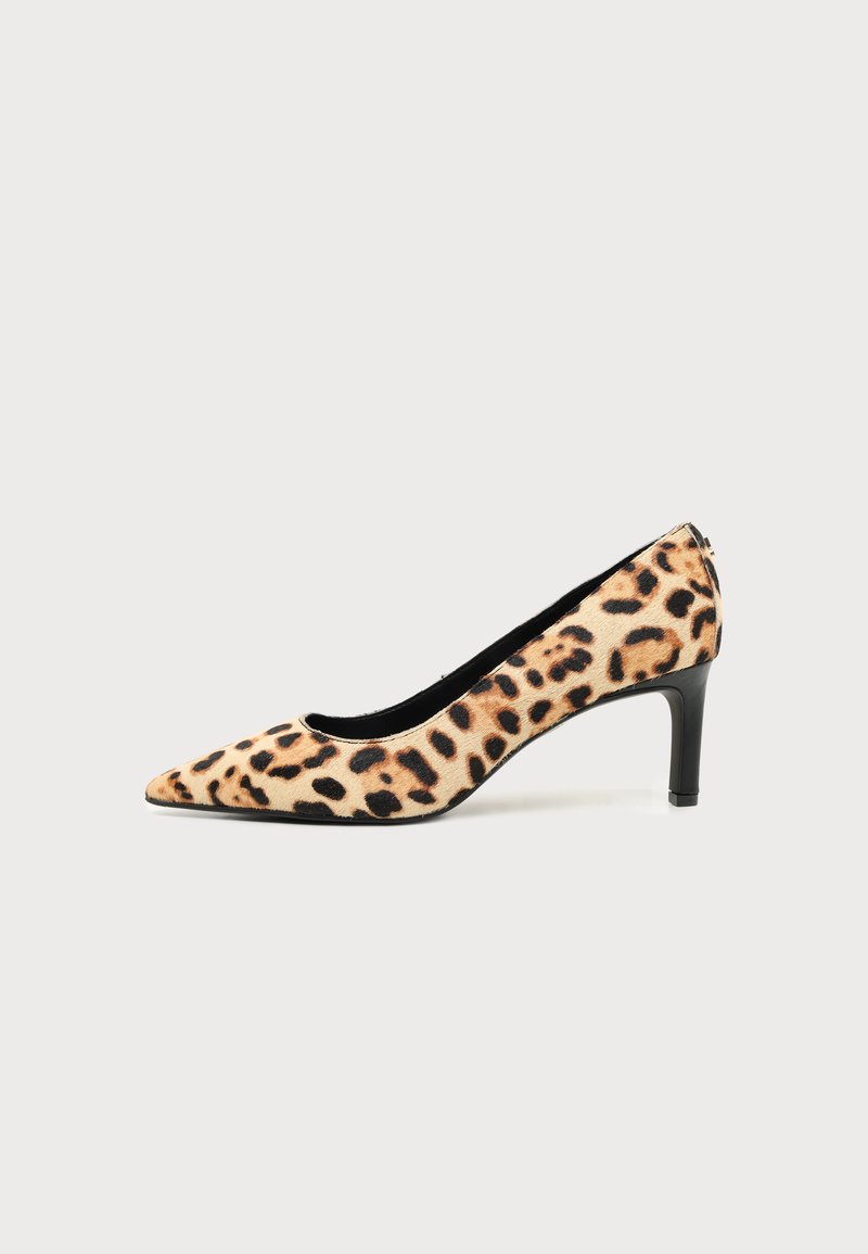 Chaussure à talon haut pointue avec motif léopard et talon stiletto noir sur fond blanc.