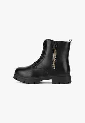 Schwarze Leder-Stiefeletten mit abgerundetem Zehenbereich, vorderseitiger Schnürung und seitlichem Reißverschluss mit alphanumerischen Details. Auffällige Gummisohle.