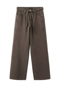 Pantalones anchos marrones con bolsillos frontales, presillas para cinturón y un cinturón de tela a juego en la cintura, exhibidos planos sobre un fondo blanco.