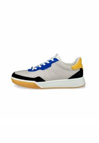 Sportlicher Sneaker mit einem grauen Leder-Obermaterial, blauen und gelben Akzenten, schwarzem Wildleder und einer weißen Zwischensohle. Gummiaußensohle mit strukturiertem Grip.