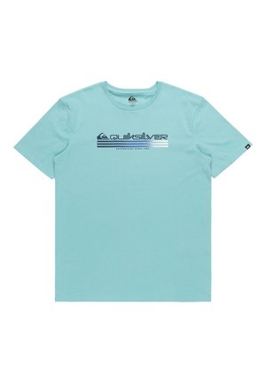 Himmelblaues Baumwoll-T-Shirt mit kurzen Ärmeln, Rundhalsausschnitt und einem großen Quiksilver-Logo, das in Dunkelblau und Weiß über die Brust gedruckt ist.